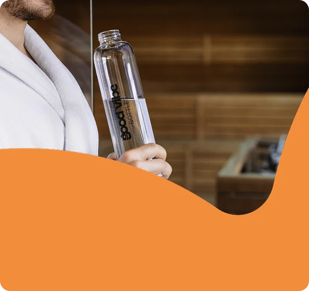 Trinkflasche mit Logo im Wellnessbereich eines Hotels