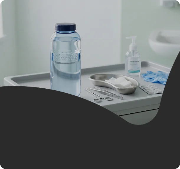 Trinkflasche mit Logo auf einer Arbeitsfläche in der Klinik